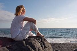 Mujer mirando el mar 1